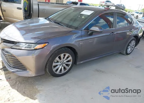 2020 Toyota Camry Le z USA, uszkodzony, nr VIN 4T1C11AK0LU953428